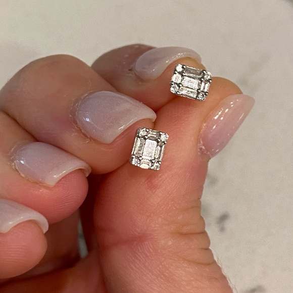 💎Ring Concierge Petite Emerald Illusion Studs💎 - Picture 7 of 10